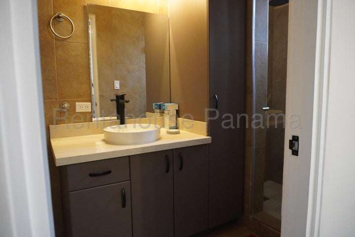 Venta de Casa Remodelada en Clayton - Imagen 12
