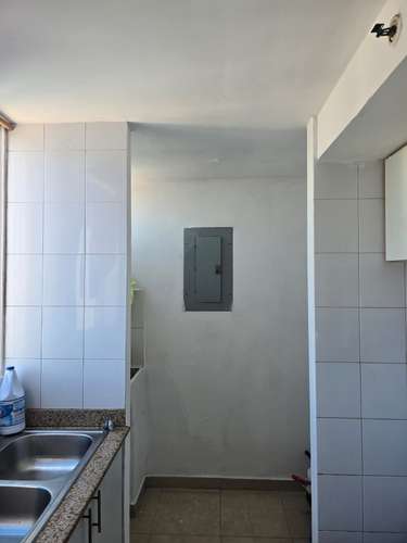 Alquilo apartamento en Vía España, 2 recamaras, vacío, solo A/C, área social completa, 90m2. - Imagen 3