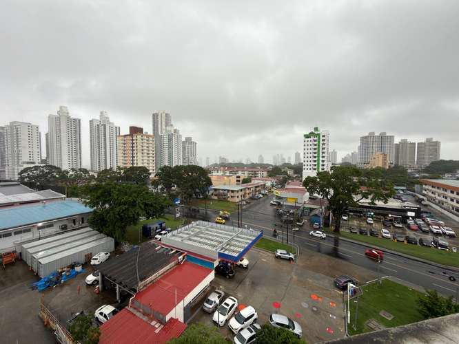 Alquilo apartamento en Vía España, 2 recamaras, vacío, solo A/C, área social completa, 90m2.