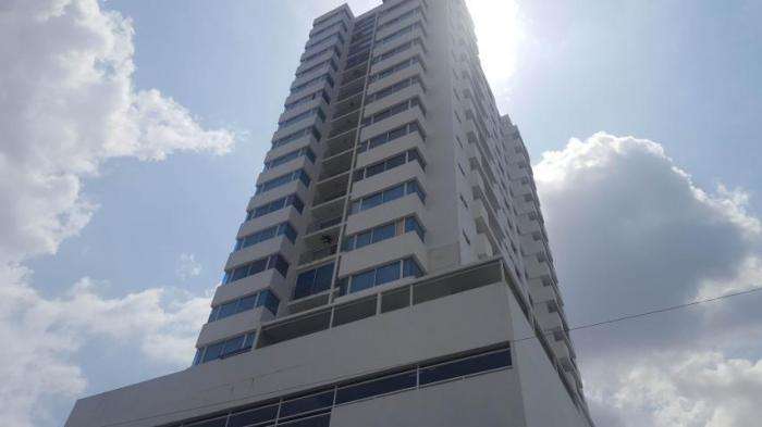 Alquilo apartamento en Vía España, 2 recamaras, vacío, solo A/C, área social completa, 90m2. - Imagen 14