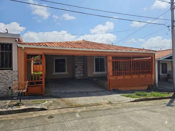 Venta Casa Unifamiliar en Paseo Montelimar en Calle Privada. Haga una oferta