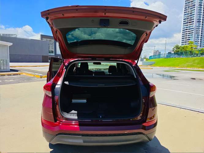 HYUNDAI TUCSON 2018 Automática. Impecable, 4 llantas Toyo Nuevas y A/C con Garantía.