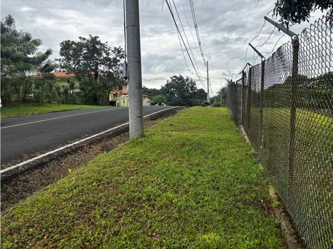 SE VENDE TERRENO EN VILLA ZAITA 2100 M2 SEMI PLANO SOBRE VIA