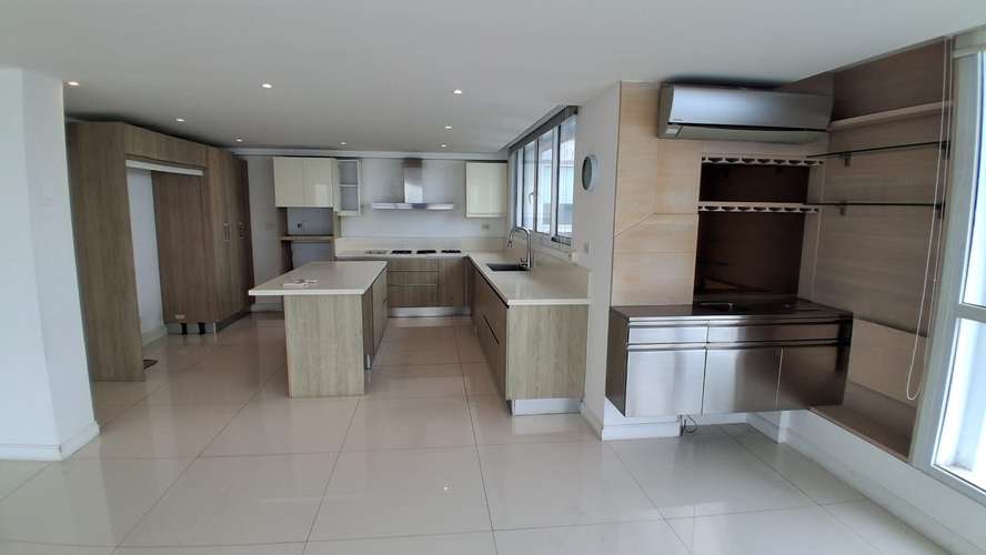 Sobre las Rocas. 416mts 3r 3b den remodelado $560,000.00NEG