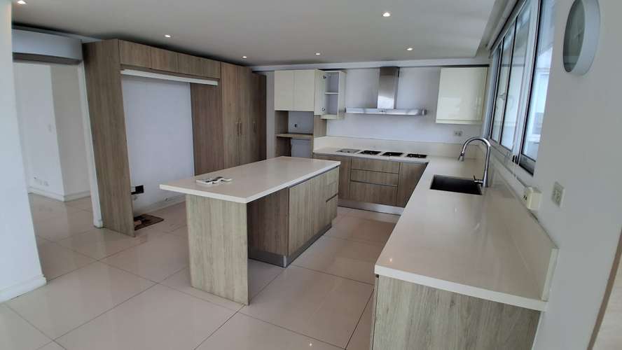 Sobre las Rocas. 416mts 3r 3b den remodelado $560,000.00NEG