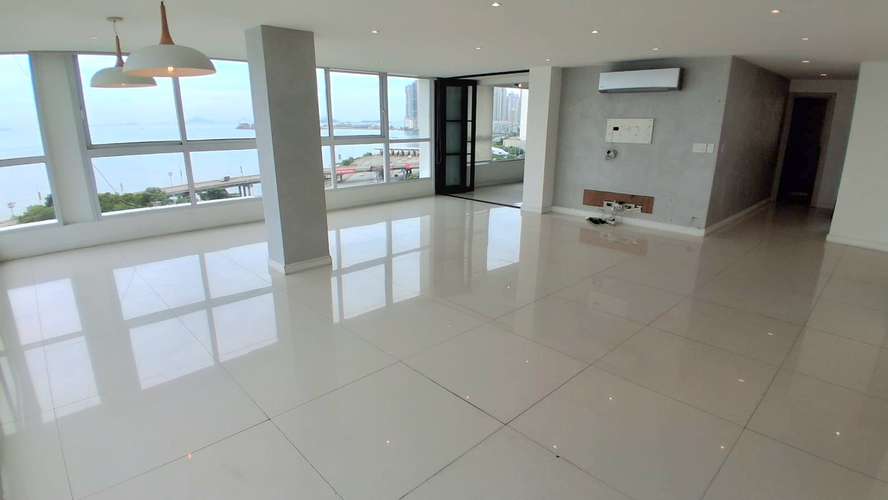 Sobre las Rocas. 416mts 3r 3b den remodelado $560,000.00NEG