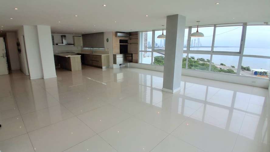 Sobre las Rocas. 416mts 3r 3b den remodelado $560,000.00NEG