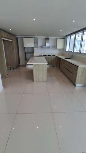 Sobre las Rocas. 416mts 3r 3b den remodelado $560,000.00NEG