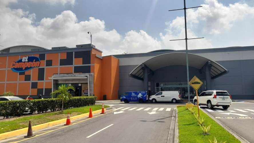 Albrook Mall. Pasillo del Delfin. Local 1198.94mts 8 locales $5,000,000.00neg - Imagen 6