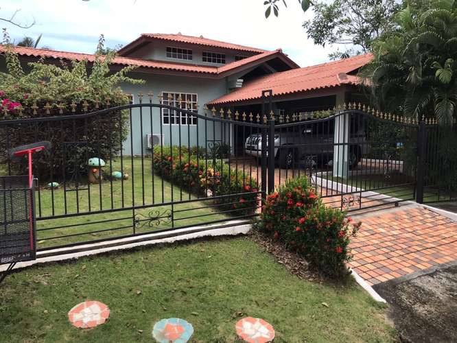 Coronado. Calles Los Jobos. 800 m 3r 3.5b Piscina $401,000