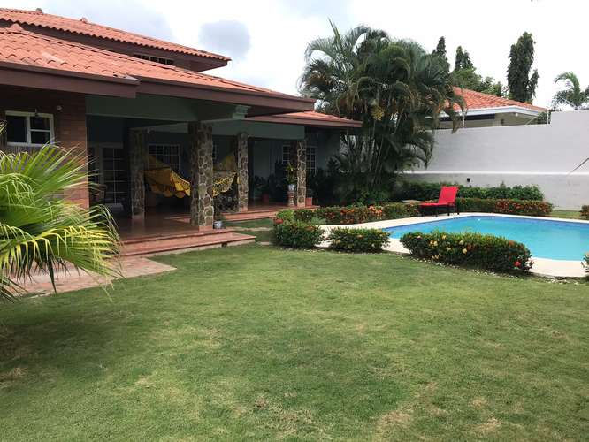 Coronado. Calles Los Jobos. 800 m 3r 3.5b Piscina $401,000