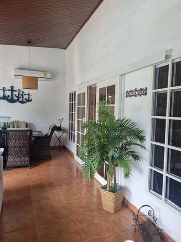 Coronado. Calles Los Jobos. 800 m 3r 3.5b Piscina $401,000