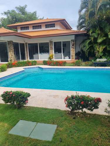 Coronado. Calles Los Jobos. 800 m 3r 3.5b Piscina $401,000