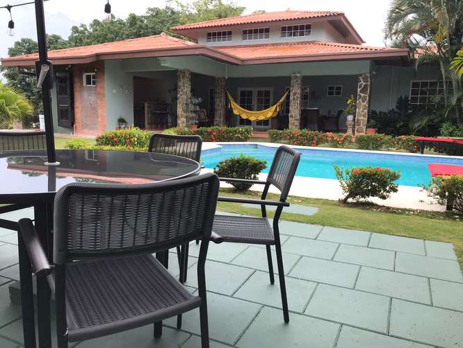 Coronado. Calles Los Jobos. 800 m 3r 3.5b Piscina $401,000