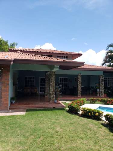 Coronado. Calles Los Jobos. 800 m 3r 3.5b Piscina $401,000