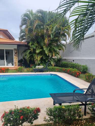 Coronado. Calles Los Jobos. 800 m 3r 3.5b Piscina $401,000
