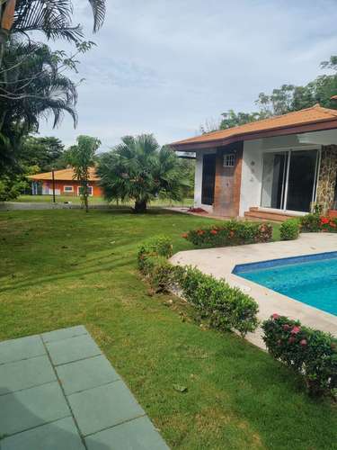 Coronado. Calles Los Jobos. 800 m 3r 3.5b Piscina $401,000