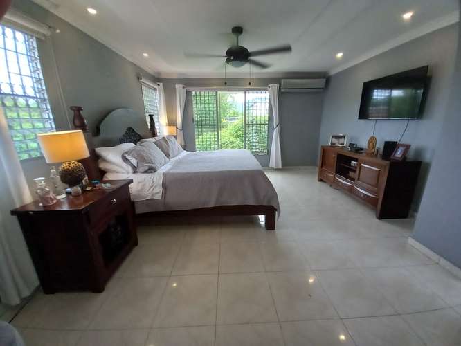 Las Cumbres. 504mts 3r 2.5b patio den $285,000.00neg