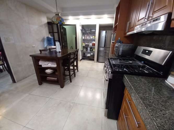 Las Cumbres. 504mts 3r 2.5b patio den $285,000.00neg