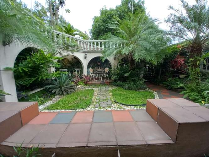 Las Cumbres. 504mts 3r 2.5b patio den $285,000.00neg