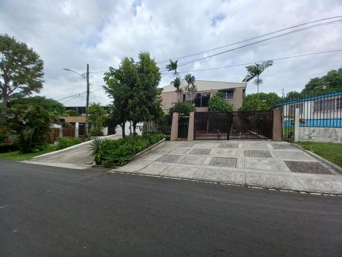 Las Cumbres. 504mts 3r 2.5b patio den $285,000.00neg