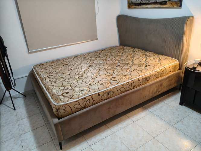 Vendo cama queen con colchón excelente estado 