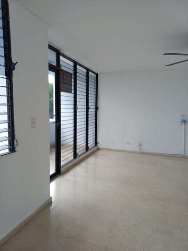 Alquilo apartamento en El Dorado, 3 recamaras, 120m2, vacío, no Linea blanca, con balcón.