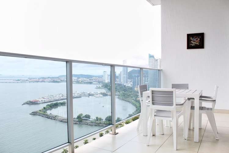 Se alquila Apartamento amueblado de 4 dormitorios en Avenida Balboa