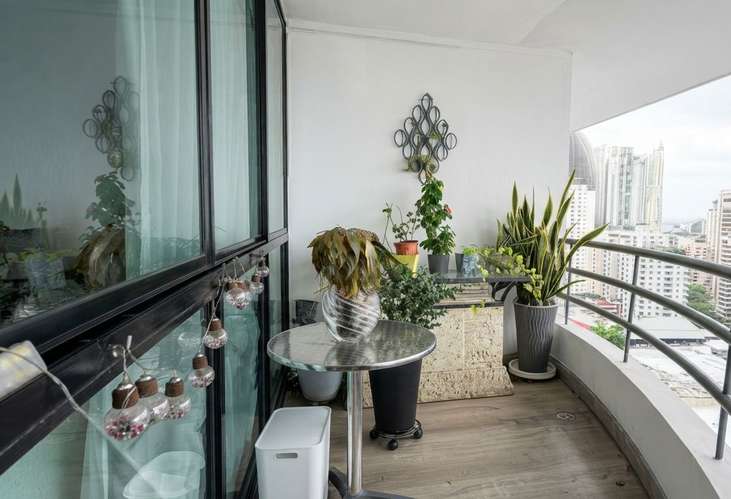Apartamento en Punta Paitilla I con balcón y 2 parking