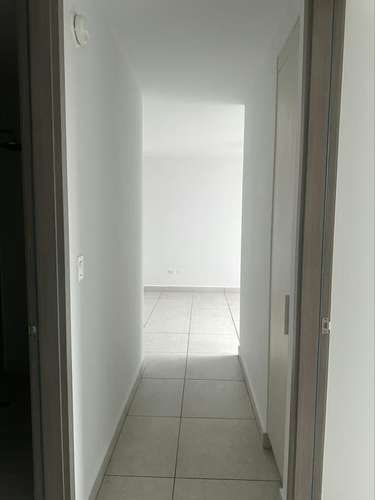 C400J SE ALQUILA AMPLIO APARTAMENTO CON LINEA BLANCA EN CONDADO DEL REY - Imagen 3