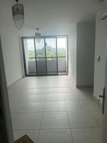 C400J SE ALQUILA AMPLIO APARTAMENTO CON LINEA BLANCA EN CONDADO DEL REY