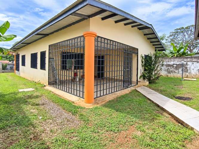 SPACIOUS RESIDENCE WITH 480 m² OF LAND, A TERRACE, AND COVERED PARKING SPACES