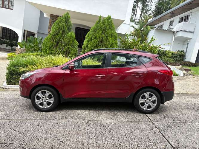 Hyundai Tucson Manual 80 mil km único dueño  - Imagen 4