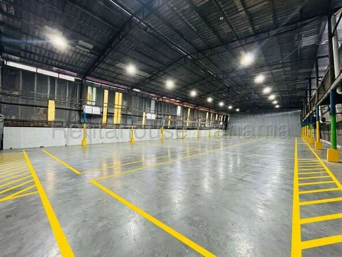 Amplia galera de 1306 m² con 4 estacionamientos en alquiler en Betania