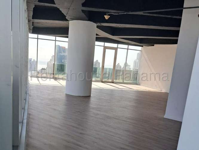 Oficina en venta en Calle 50: 156 m² con 7 estacionamientos y seguridad 24 horas