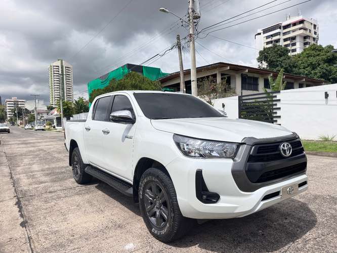 Toyota Hilux 2023 4x4 - Imagen 3