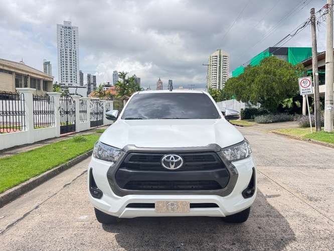 Toyota Hilux 2023 4x4 - Imagen 2