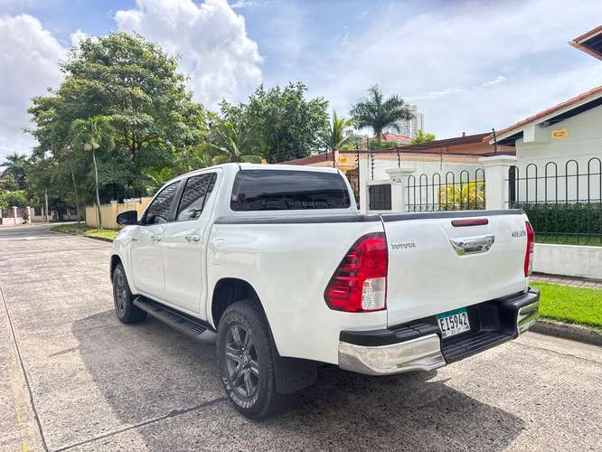 Toyota Hilux 2023 4x4 - Imagen 5