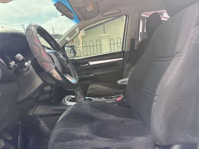 Toyota Hilux 2023 4x4 - Imagen 8