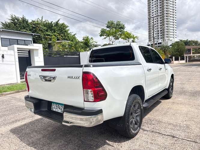 Toyota Hilux 2023 4x4 - Imagen 4