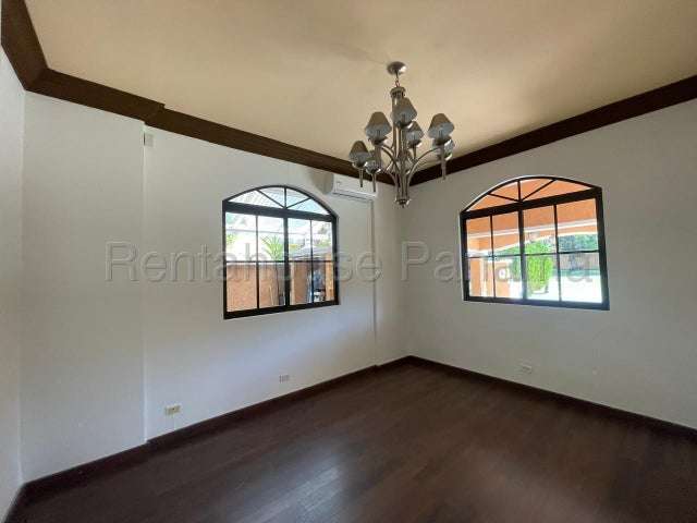 ALQUILER DE BELLA CASA CON PISCINA Y JACUZZI CON LÍNEA BLANCA 26-8985/GMB