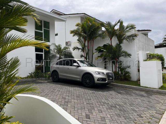 Se alquila moderna casa con línea blanca completa en Altos de Panamá 27-7223/GMB