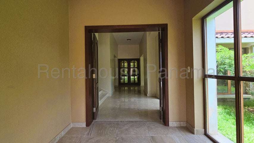 Venta de casa en Los Senderos, Clayton IH27-3033
