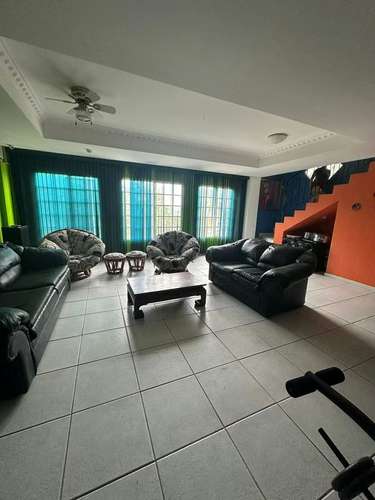 Hermosa Casa de 3 pisos en Residencial Limajo - Imagen 2
