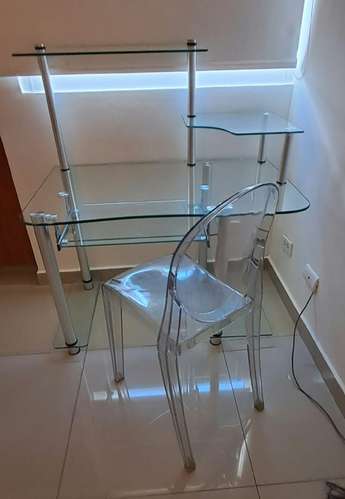Escritorio Moderno de Cristal Templado con Niveles + Silla Acrílica Transparente