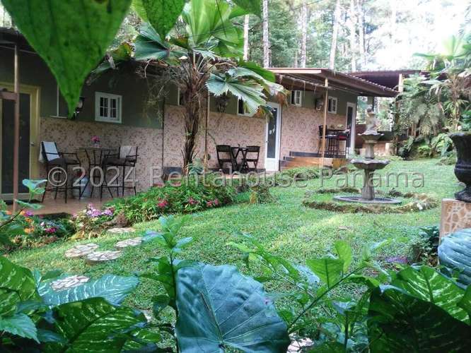 Exclusiva casa campestre en Cerro Azul con 11 dormitorios y vistas a las montañas