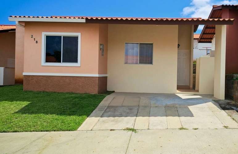 ¡SE ALQUILA HERMOSA CASA! | Incluye Aire Acondicionado, Excelente Ubicación y Seguridad 24/7