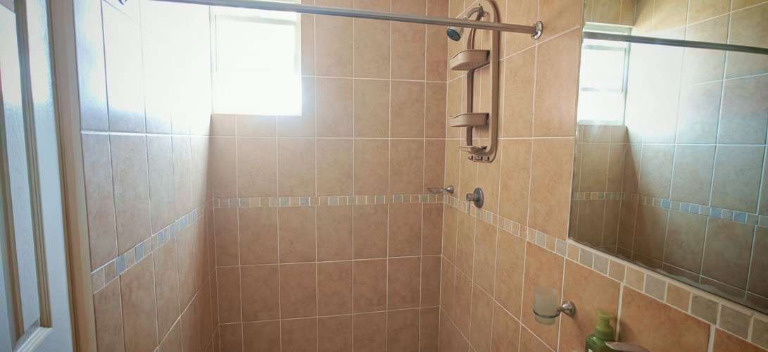 ¡SE ALQUILA HERMOSA CASA! | Incluye Aire Acondicionado, Excelente Ubicación y Seguridad 24/7