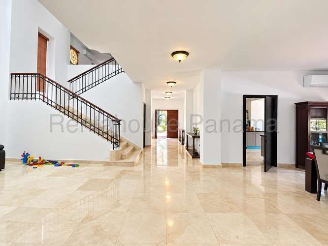 Casa en Venta en Clayton. 27-916.