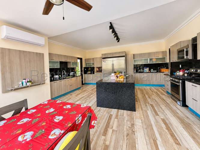 Casa en Venta en Clayton. 27-916.